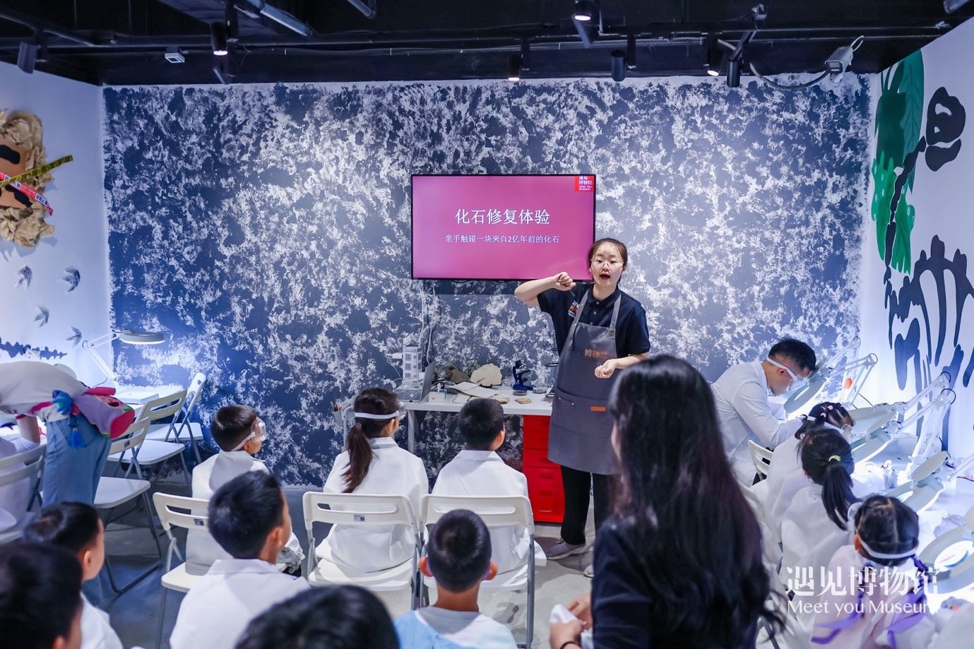 3. 小朋友們?cè)凇?億年的地球記憶——恐龍化石特展”體驗(yàn)當(dāng)“小小科學(xué)家”。遇見(jiàn)博物館供圖