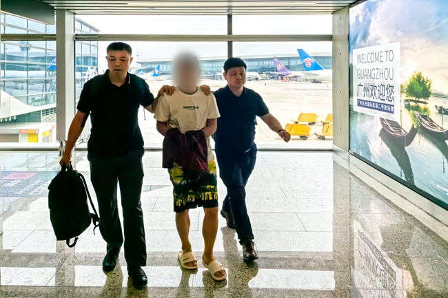 一名潛逃柬埔寨的犯罪嫌疑人被押解回國。公安部供圖