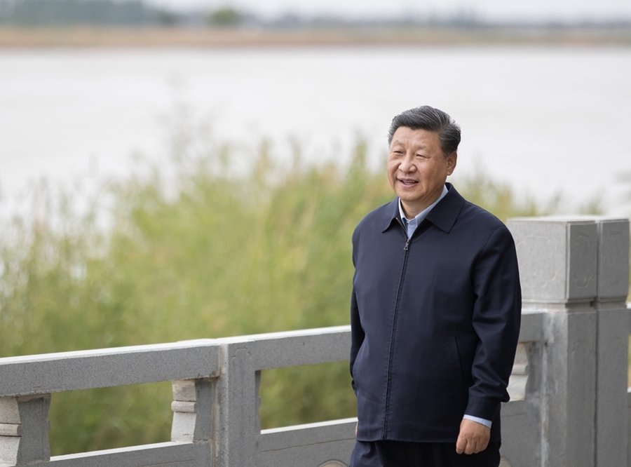 2020年6月8日，中共中央總書記、國家主席、中央軍委主席習近平在寧夏黃河吳忠市城區(qū)段了解加強黃河流域生態(tài)保護情況。新華社記者 王曄 攝
