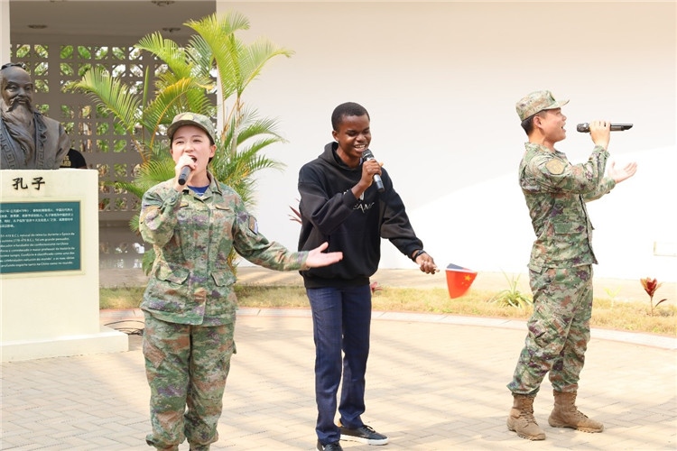 孔院學生與中國海軍官兵合唱《天地龍鱗》。內圖大學孔子學院供圖