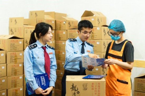 國家稅務(wù)總局平樂縣稅務(wù)局青年服務(wù)隊(duì)深入本土月餅生產(chǎn)銷售企業(yè)，精準(zhǔn)推送適用稅惠政策，為香甜的月餅增添“稅滋味”。任斯林?jǐn)z
