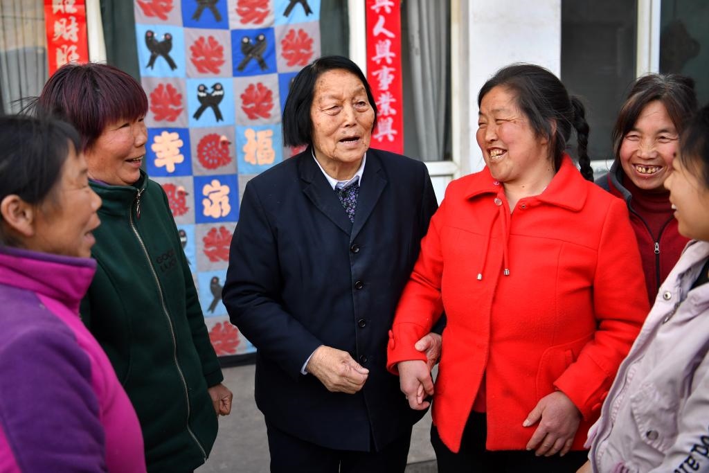 2019年3月23日，申紀(jì)蘭（左三）在山西省平順縣西溝村與村民分享全國兩會精神。新華社記者 曹陽 攝