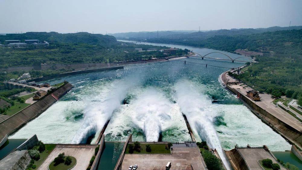 2023年6月21日，調(diào)水調(diào)沙清水下泄階段的小浪底水庫下泄基本為清水（無人機照片）。黃河調(diào)水調(diào)沙已實施22年，通過調(diào)水調(diào)沙，黃河下游河道主河槽得到全線沖刷，河床有明顯下降，行洪和過沙能力普遍提高。
