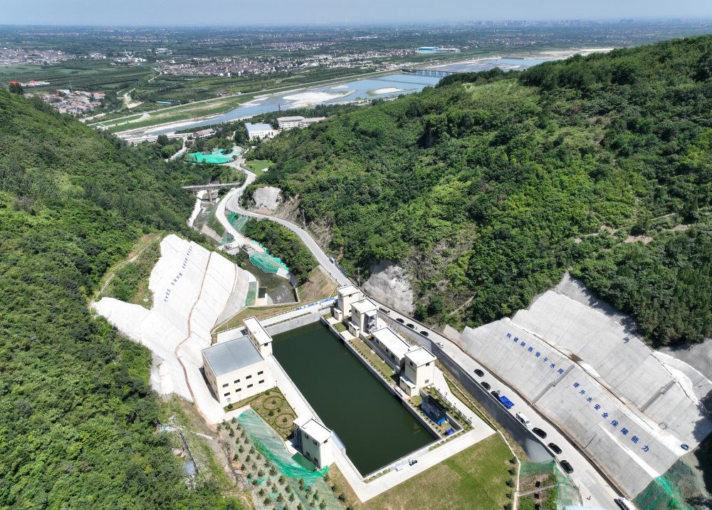 2023年7月16日，國家重大水利工程引漢濟渭工程成功實現(xiàn)先期通水，這是在陜西西安拍攝的黃池溝配水樞紐（無人機照片）。引漢濟渭工程全部建成投用后，可增加渭河入黃河水量年均6億至7億立方米。