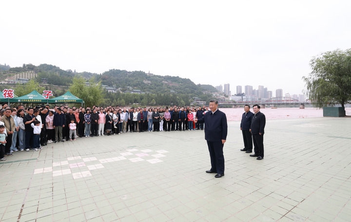 9月10日至13日，中共中央總書記、國家主席、中央軍委主席習(xí)近平在甘肅考察。這是11日下午，習(xí)近平在黃河蘭州中山橋段考察時，同在場的干部群眾親切交流。新華社記者 王曄 攝