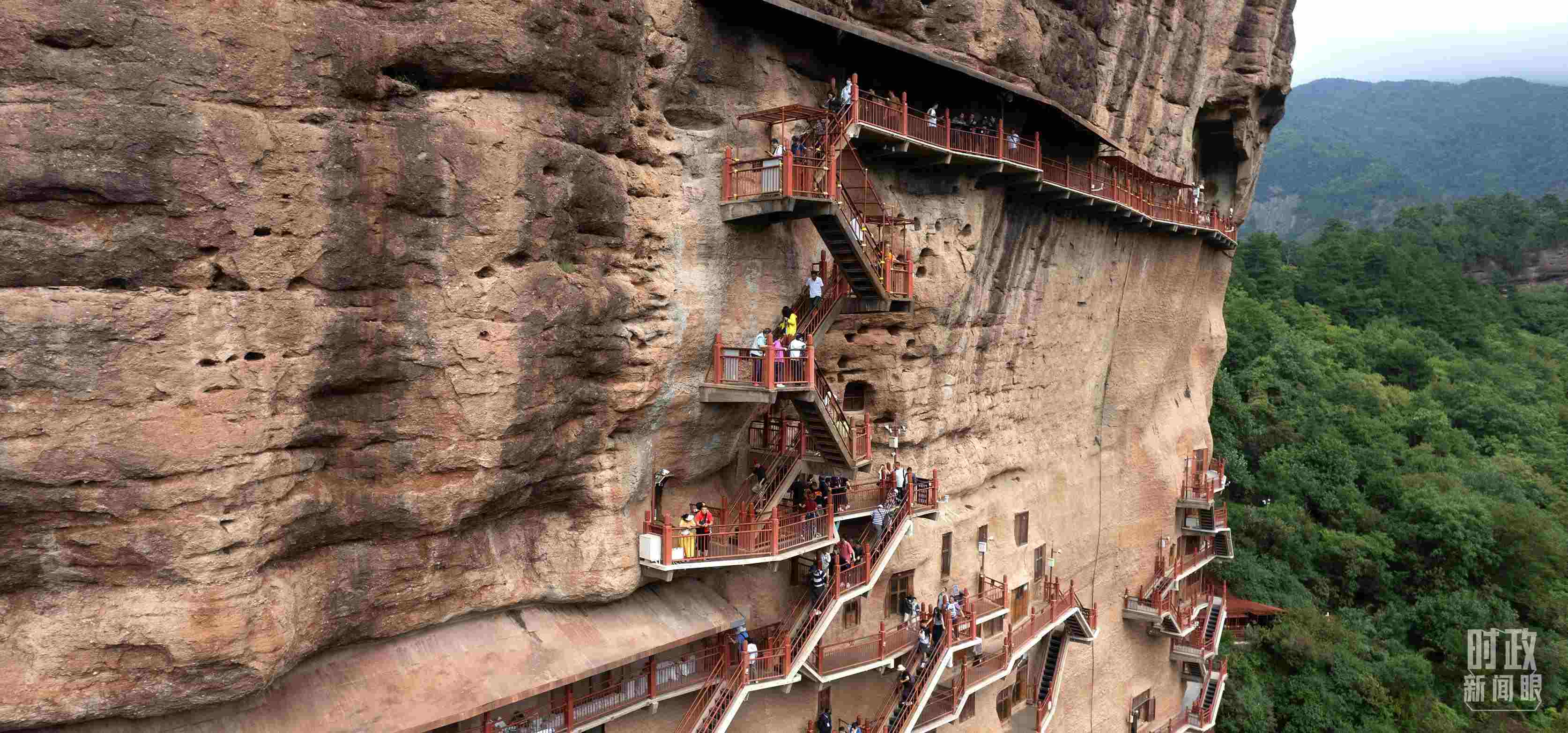 △麥積山石窟是國家5A級旅游景區(qū)，2024年上半年累計接待游客57萬人。（總臺國廣記者李晉拍攝）