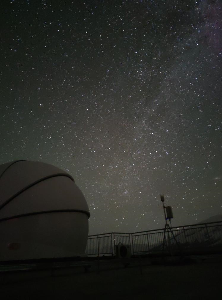 星空下的塔縣星地激光通信地面站。（中國科學(xué)院空天信息創(chuàng)新研究院供圖）