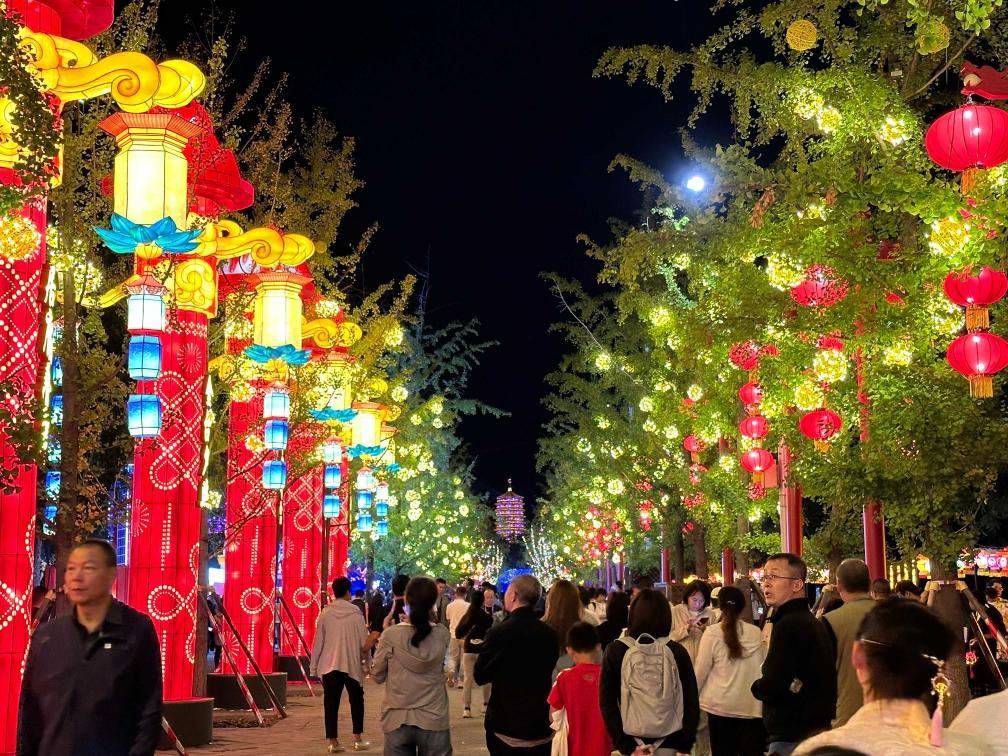 市民游客在2024年北京中秋國慶彩燈游園會欣賞彩燈。新華社記者楊淑君 攝