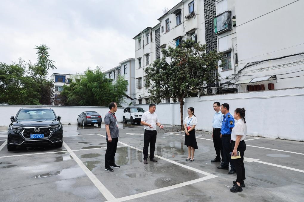 2024年9月11日，在浙江省湖州市，湖州吳興區(qū)人大代表、人大飛英街道工委代表及塔下街社區(qū)代表前往已改建的一處停車場(chǎng)進(jìn)行實(shí)地調(diào)研，監(jiān)督該改建項(xiàng)目的完成情況。新華社記者 徐昱 攝