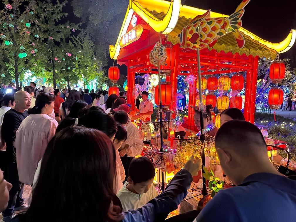 市民游客在2024年北京中秋國慶彩燈游園會上選購特色文創(chuàng)商品。新華社記者楊淑君 攝