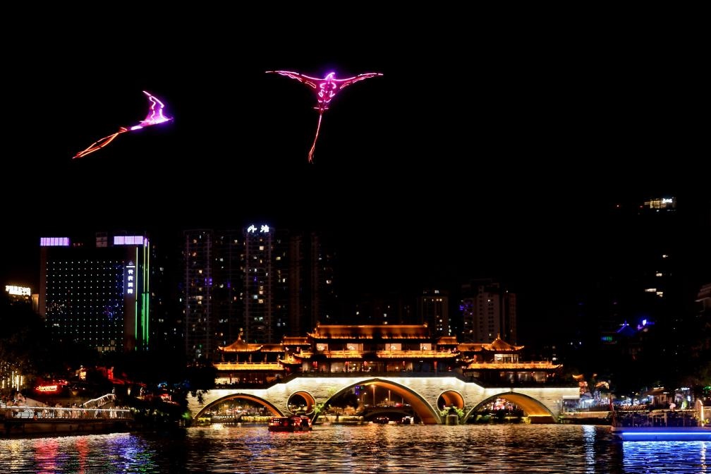 成都“夜游錦江”低空飛行裝置與游船伴飛。（唐斌治 攝）