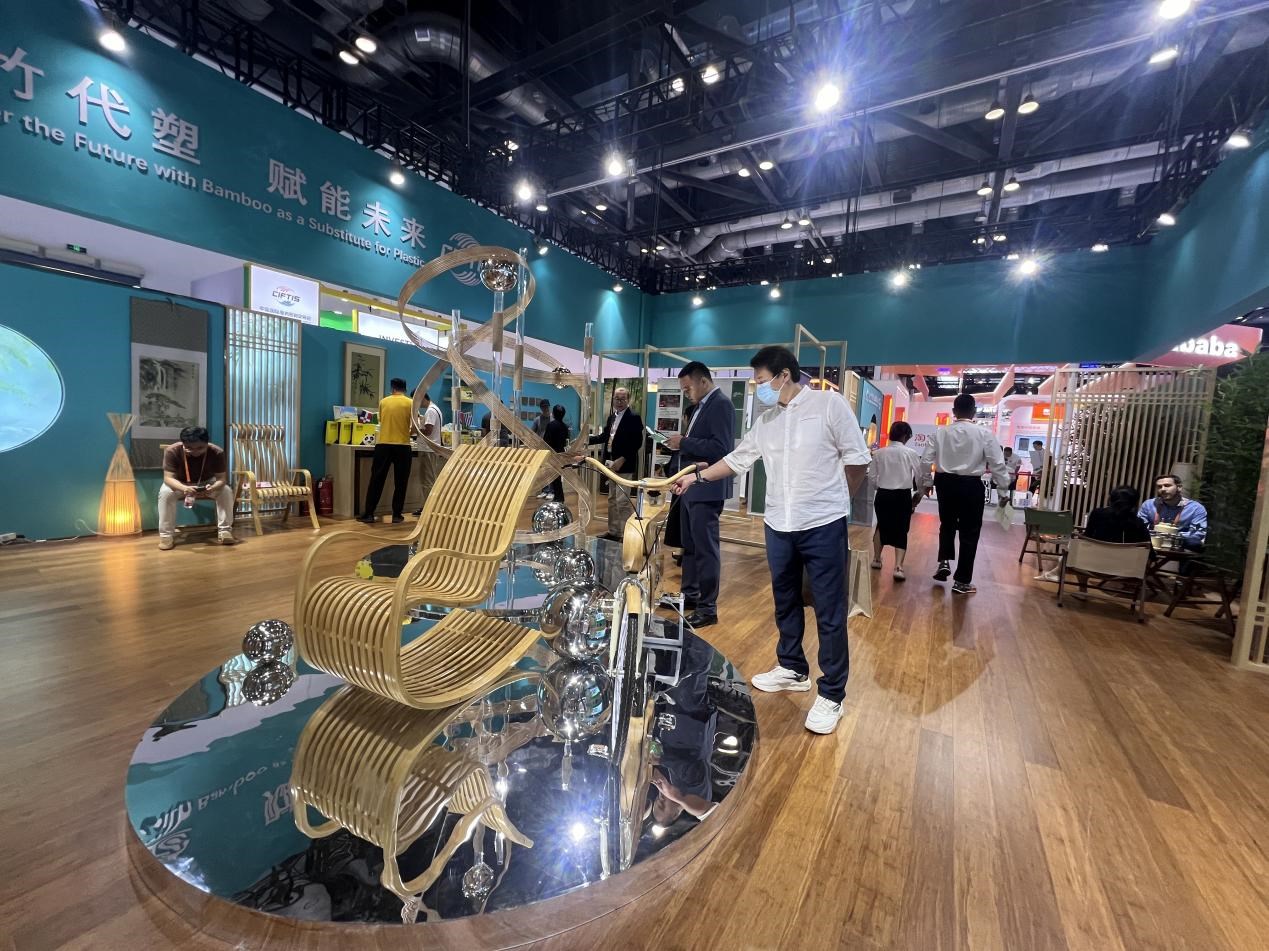 展會期間，國際竹藤組織展臺展出的竹藤制品。人民網(wǎng) 歐陽易佳攝