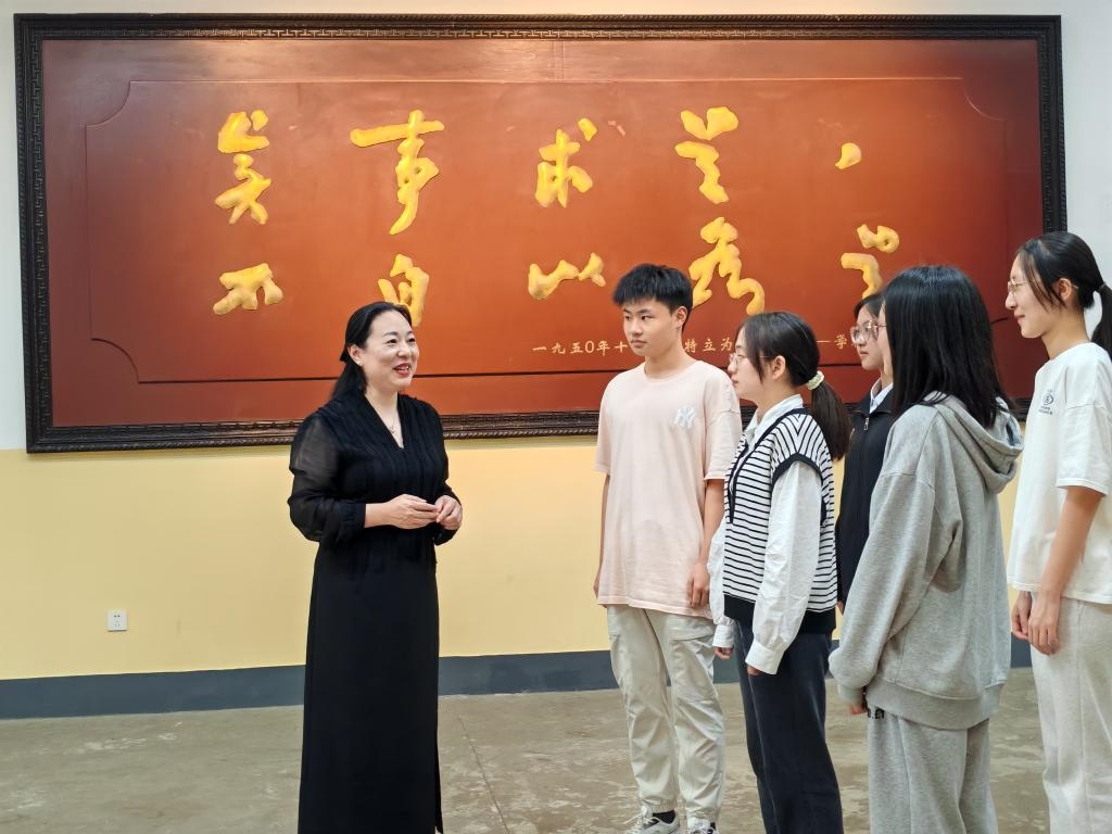 湖南第一師范學(xué)院思政課教師正在為學(xué)生講述紅色校史。（受訪者供圖）