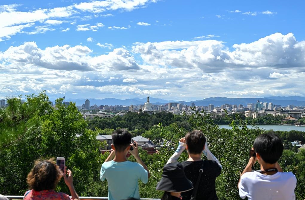 2024年8月12日北京天氣晴好，游客從景山上拍攝遠處的北海公園。新華社記者李鑫 攝