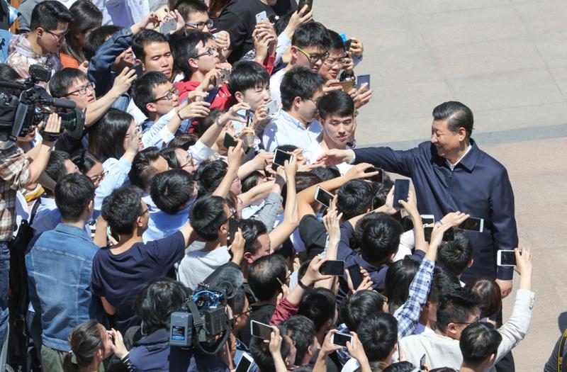 2018年5月2日，習(xí)近平總書記來到北京大學(xué)考察。這是總書記離開學(xué)校時(shí)同道路兩旁師生親切握手。