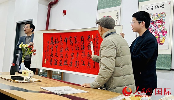 旅秘書法家向現(xiàn)場觀眾展示書法作品。人民網(wǎng)記者 宋亦然攝