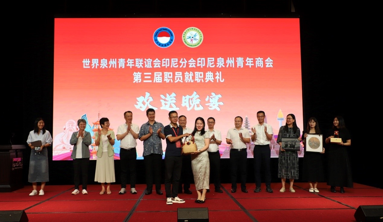 工藝大師們向阿拉扎大學(xué)孔子學(xué)院捐贈手工藝術(shù)品。阿拉扎大學(xué)孔子學(xué)院供圖