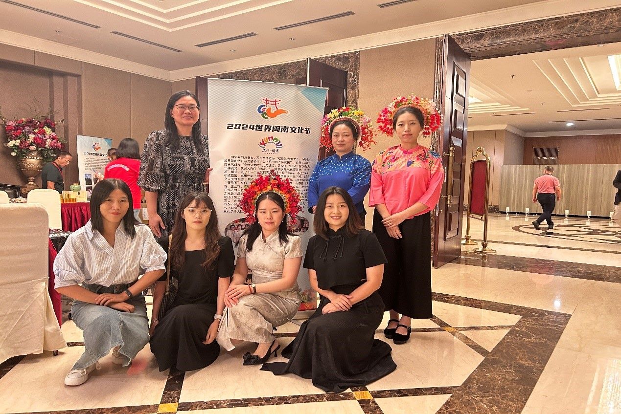 阿拉扎大學(xué)孔子學(xué)院老師和簪花圍傳承人合影。阿拉扎大學(xué)孔子學(xué)院供圖