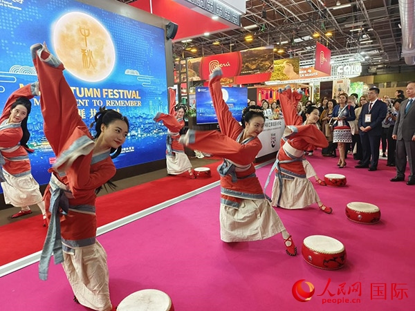 “你好！中國(guó)”展臺(tái)開(kāi)幕式上的中國(guó)傳統(tǒng)舞蹈表演。人民網(wǎng)記者 尚凱元攝