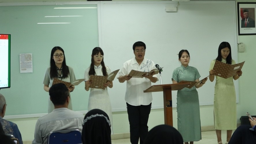 阿拉扎大學(xué)孔子學(xué)院志愿者教師表演詩(shī)朗誦。活動(dòng)主辦方供圖