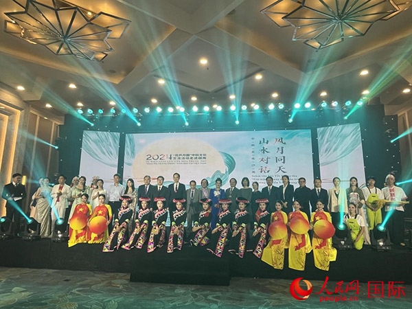 兩國嘉賓與中越藝術(shù)家現(xiàn)場合影。人民網(wǎng)記者 楊曄攝
