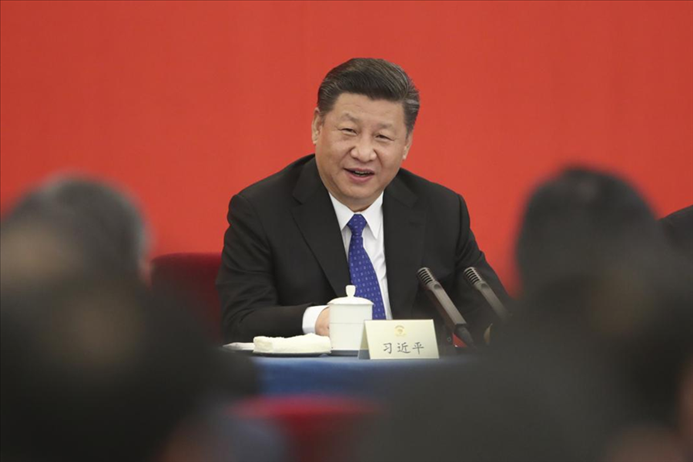 2018年3月4日下午，中共中央總書記、國(guó)家主席、中央軍委主席習(xí)近平看望參加全國(guó)政協(xié)十三屆一次會(huì)議的民盟、致公黨、無黨派人士、僑聯(lián)界委員，并參加聯(lián)組會(huì)，聽取意見和建議。 新華社發(fā)（盛佳鵬 攝）