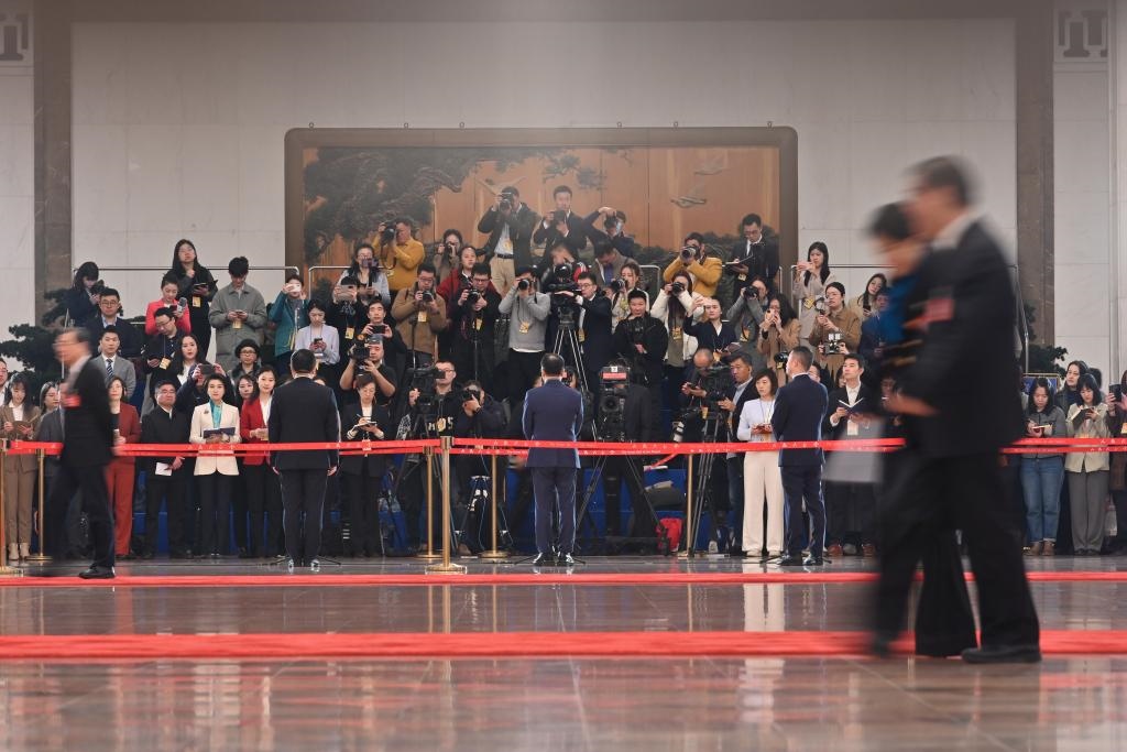 2024年3月10日，全國政協(xié)十四屆二次會議第三場“委員通道”集體采訪活動在北京人民大會堂舉行。新華社記者 宋為偉 攝