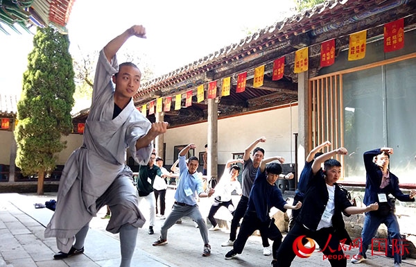 日本少林寺拳法青年代表團(tuán)體驗(yàn)體驗(yàn)少林十三拳。人民網(wǎng)記者 張靖攝