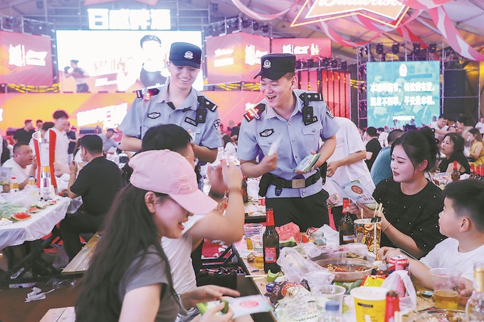 8月10日，黑龍江省哈爾濱市公安局松北分局民警輔警在啤酒大棚開展安全宣傳。史繼東攝