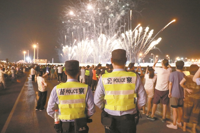 8月10日，黑龍江省哈爾濱市公安局松北分局民警輔警在啤酒大棚開展安全宣傳。史繼東攝