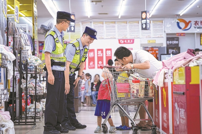 ?8月27日，貴州省凱里市公安局組織開展拉網(wǎng)式大排查，民警在超市和群眾交流。周國輝攝