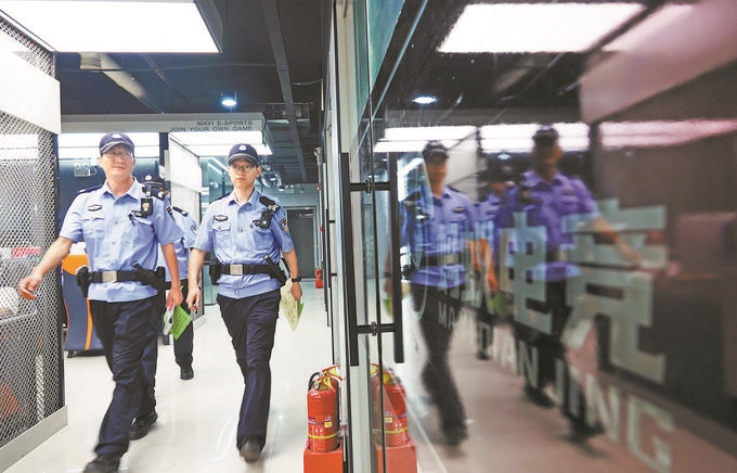 ▲7月6日，山西省新絳縣公安局龍興派出所組織警力對網(wǎng)吧等場所進行集中治安檢查。高新生攝