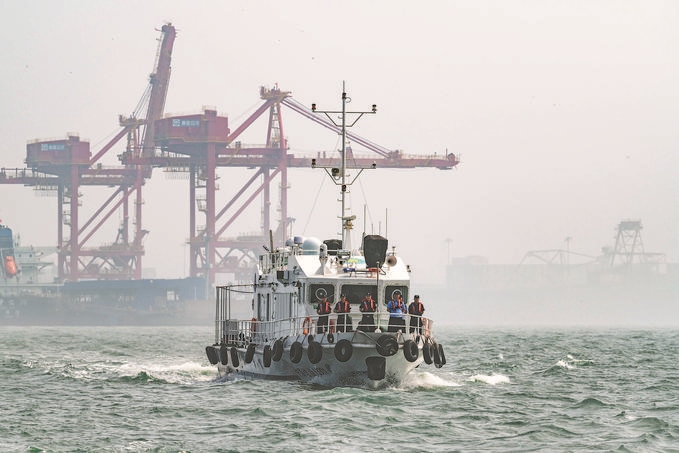 ?7月5日，秦皇島出入境邊防檢查站聯(lián)合秦皇島市公安局水陸巡特警支隊開展海上聯(lián)合巡航。陳凈萱攝