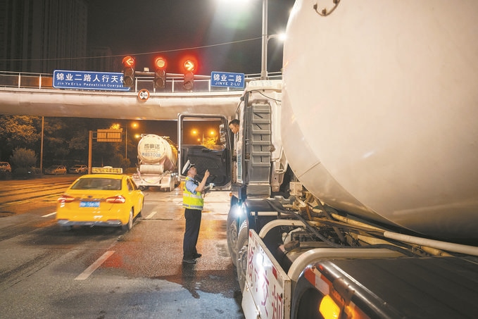 7月25日，陜西省西安市公安局交警支隊開展全市中重型貨車及面包車違法異地互查整治行動。孫崇明攝