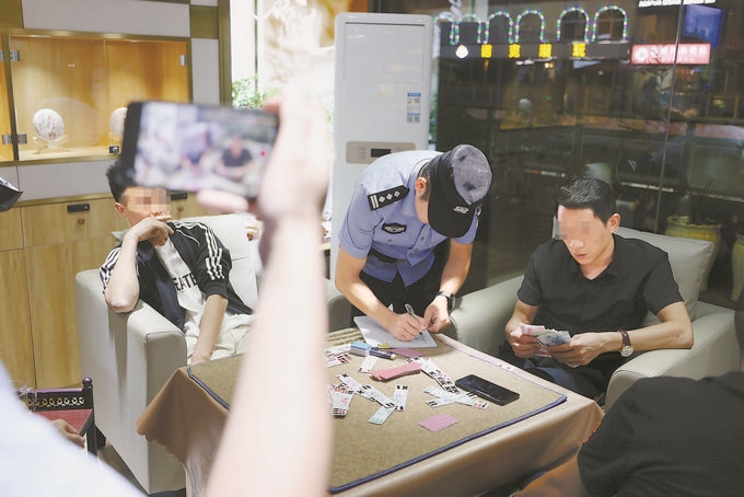 9月7日，云南省昆明市公安機關(guān)對棋牌室開展檢查。