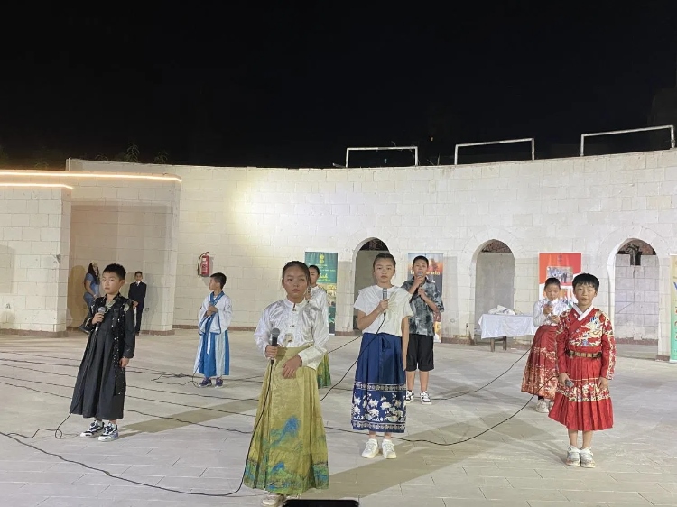 東方藝術(shù)文化館小朋友的詩朗誦表演。開羅中國文化中心供圖