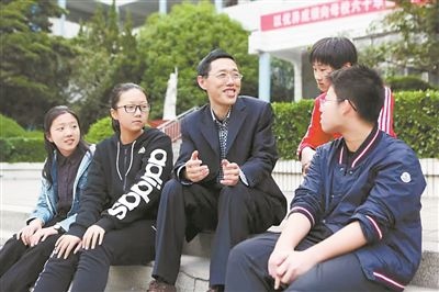 淮北市首批高層次人才儲備金獲得者、淮北市第一中學(xué)教師陳超（左三）在與學(xué)生交談。淮北市委人才工作局供圖