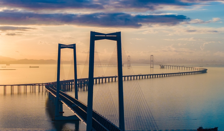 2024年6月27日，沐浴在晨曦中的深中通道（無(wú)人機(jī)照片）。新華社記者毛思倩 攝