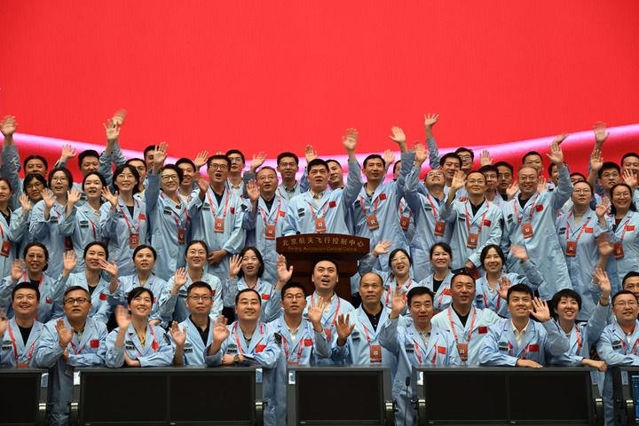 △2024年6月25日，嫦娥六號(hào)任務(wù)圓滿成功后，工作人員在北京航天飛行控制中心合影。