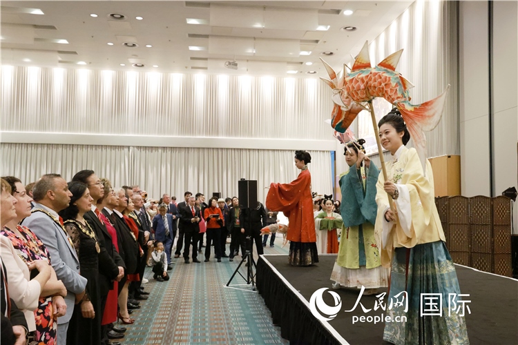 2、留學生表演了漢服展示《絲路霓裳》。邢雪攝