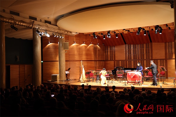 中國歌劇舞劇院的音樂家表演京劇曲牌《夜深沉》。人民網記者 禹麗敏攝