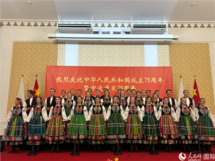 波蘭馬佐夫舍歌舞團(tuán)現(xiàn)場(chǎng)演出。人民網(wǎng)記者 禹麗敏攝