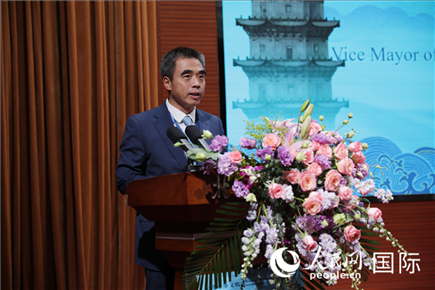 泉州市人民政府副市長姚飛在“走進(jìn)中華文明——海絲印記 世遺泉州”主題人文交流活動(dòng)中致辭。人民網(wǎng) 王婧攝