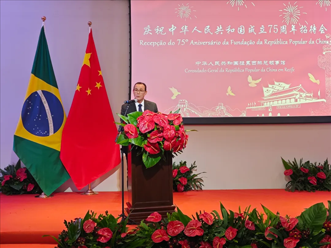 塞爾希培州州長(zhǎng)代表、副州長(zhǎng)索布拉爾在招待會(huì)上致辭。 中國(guó)駐累西腓總領(lǐng)館供圖