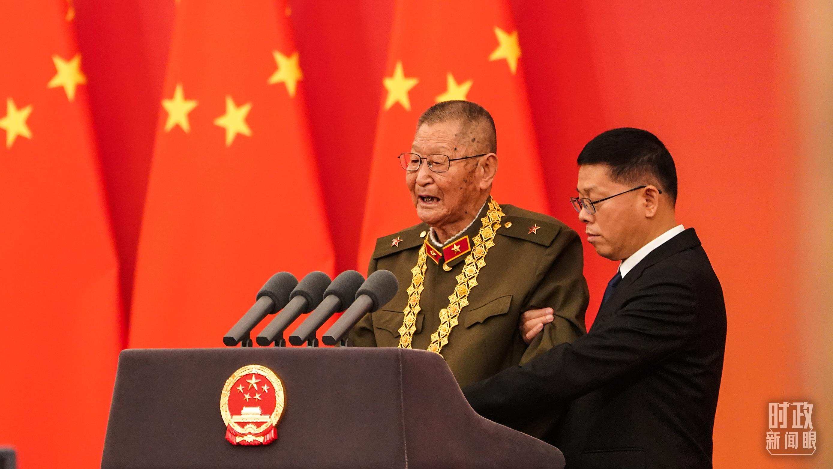 “共和國勛章”獲得者黃宗德在頒授儀式上發(fā)言。（總臺記者李晉拍攝）