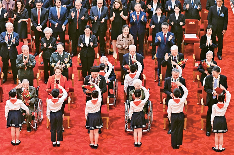 2024年9月29日，中華人民共和國(guó)國(guó)家勛章和國(guó)家榮譽(yù)稱號(hào)頒授儀式在北京人民大會(huì)堂隆重舉行。圖為少先隊(duì)員向國(guó)家勛章和國(guó)家榮譽(yù)稱號(hào)獲得者敬禮致意。 新華社記者 岳月偉/攝