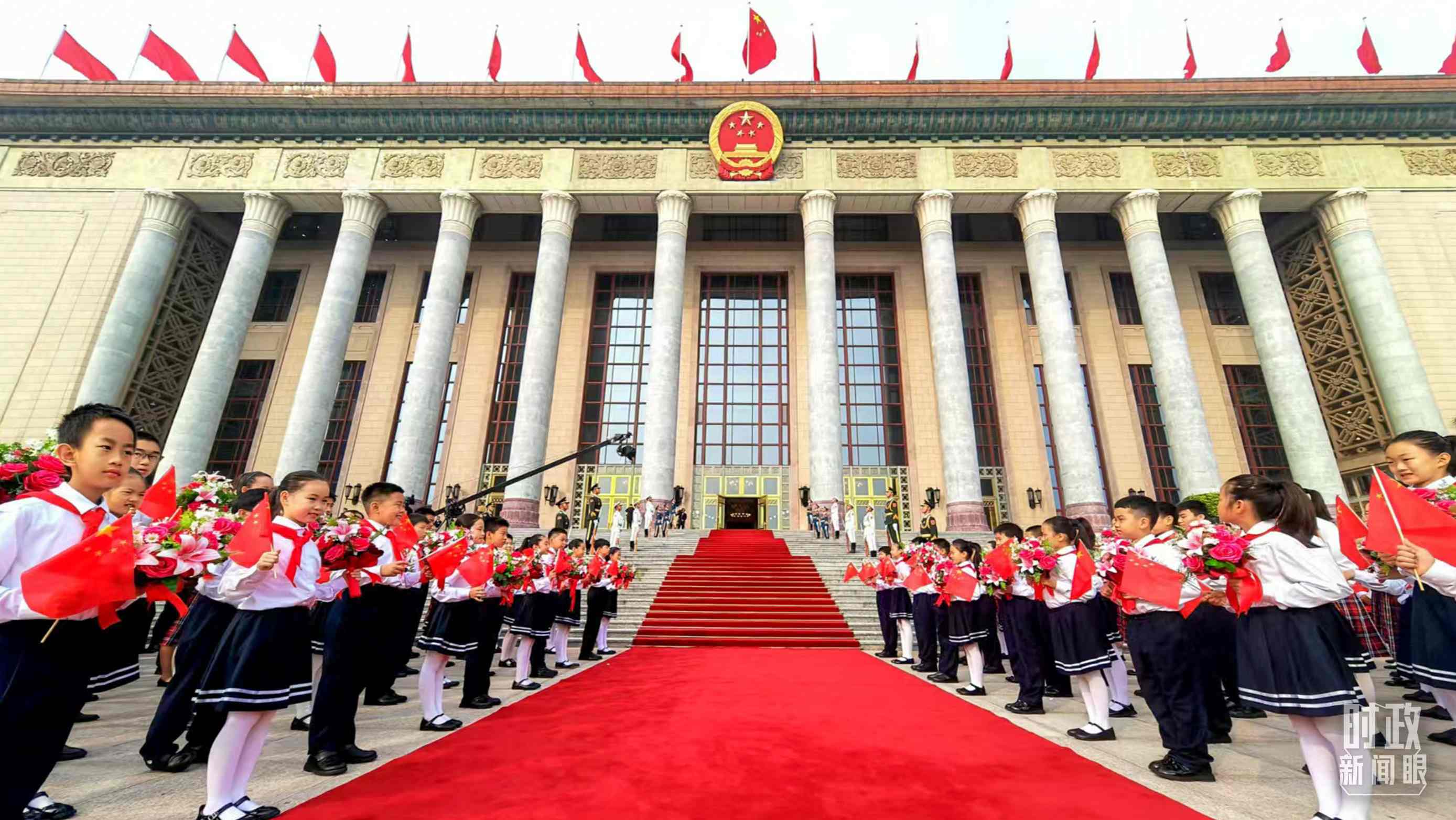 9月29日，人民大會堂外紅毯鋪就，迎接英雄模范。（總臺央視記者劉琦拍攝）