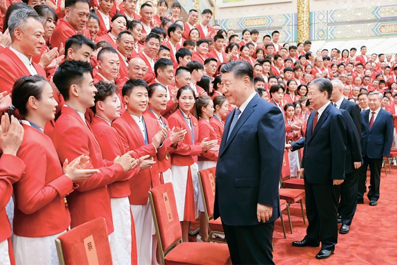 2024年8月20日，黨和國家領(lǐng)導(dǎo)人習(xí)近平、趙樂際、王滬寧、蔡奇、李希、韓正等在人民大會堂接見第33屆夏季奧林匹克運(yùn)動會中國體育代表團(tuán)全體成員。 新華社記者 鞠鵬/攝