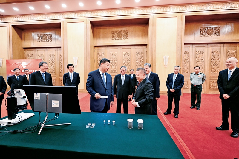 2024年9月23日，黨和國家領(lǐng)導(dǎo)人習(xí)近平、李強(qiáng)、趙樂際、王滬寧、蔡奇、丁薛祥、李希等在人民大會堂接見探月工程嫦娥六號任務(wù)參研參試人員代表并參觀月球樣品和探月工程成果展覽。這是習(xí)近平等參觀月球樣品和探月工程成果展覽。 新華社記者 謝環(huán)馳/攝