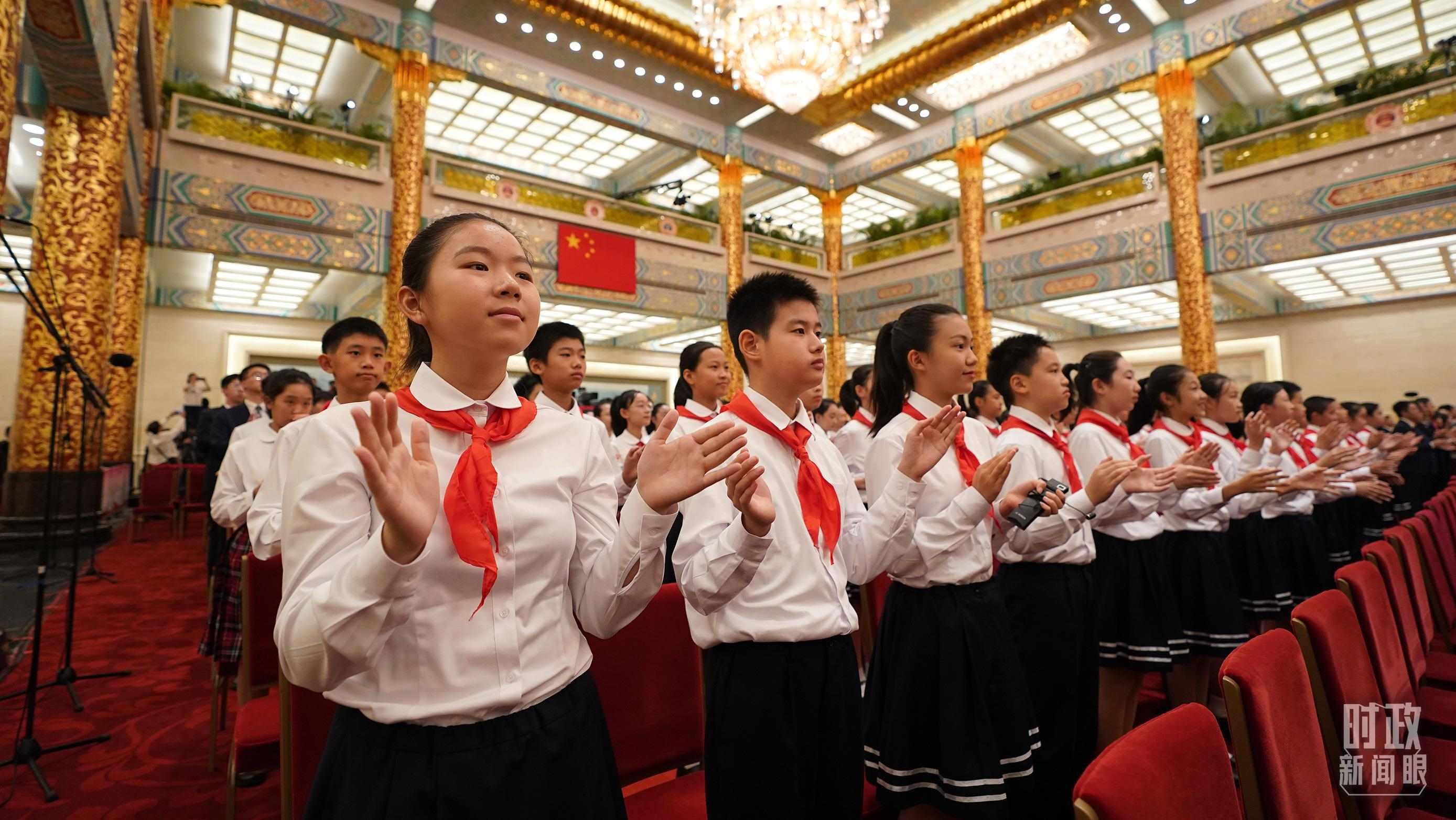 頒授儀式現(xiàn)場的少先隊員。（總臺記者李晉拍攝）